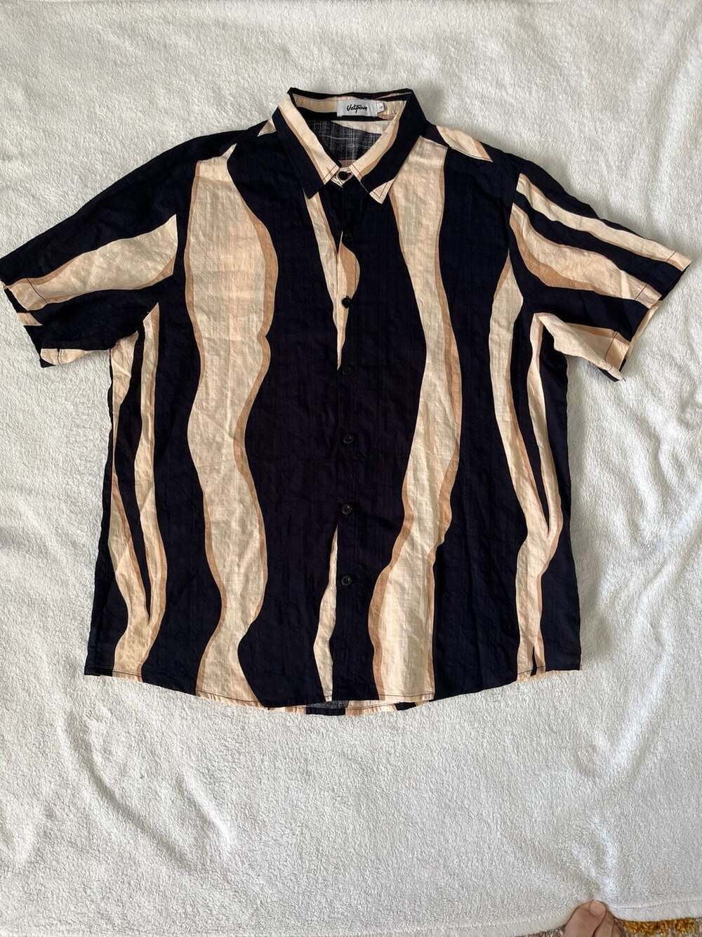 Vatpave Men's Abstract Wavy Stripe Short Sleeve Button Down Shirt Size L